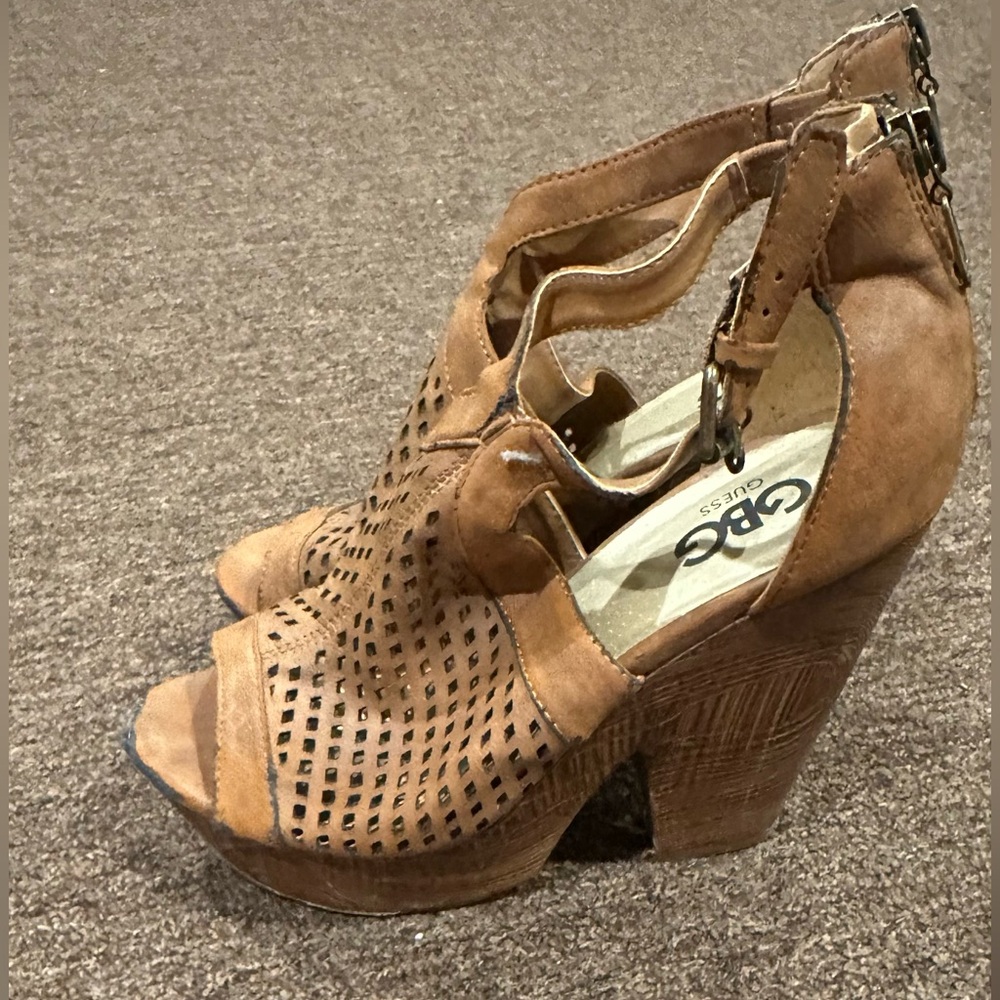 GBC Guess Sz 8 Women's Brown Peep-Toe Sandals EUC!